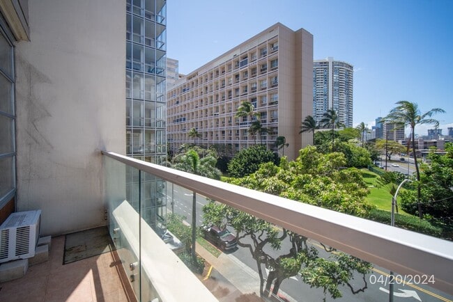 Building Photo - Clean 1BR/1BA/1PKG in Ala Wai Plaza Skyrise.