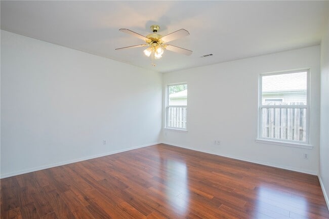 Building Photo - 902 SW Sandrock Rd