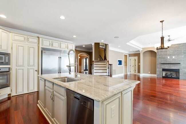 Building Photo - Elegant 5-Bedroom Residence with Luxurious...