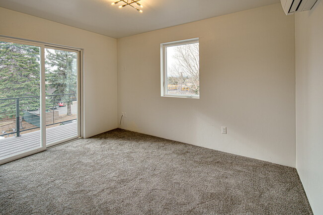 Building Photo - Spacious 1075 SF 2 bed in the Heart of Bend