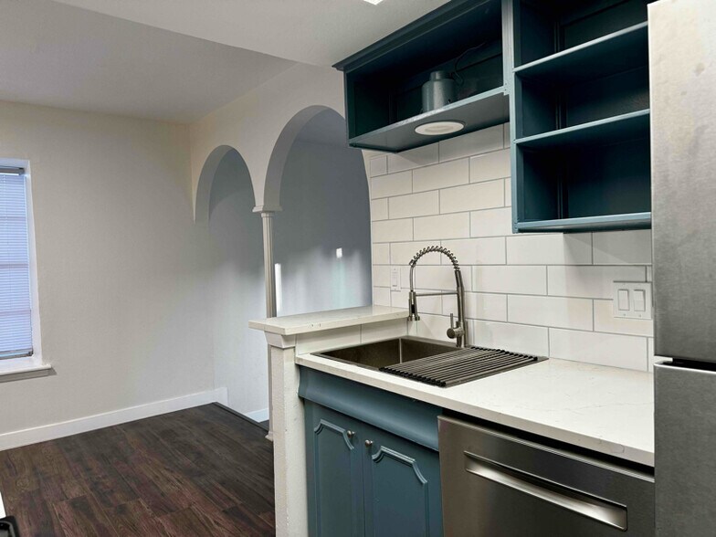 Primary Photo - 170 De Chantle Rd