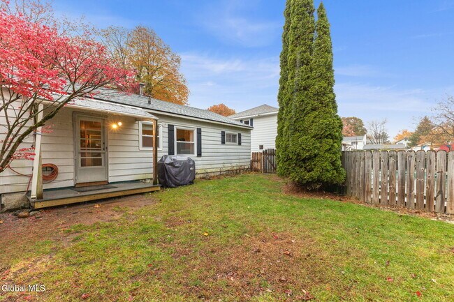 Building Photo - 56 Monroe St