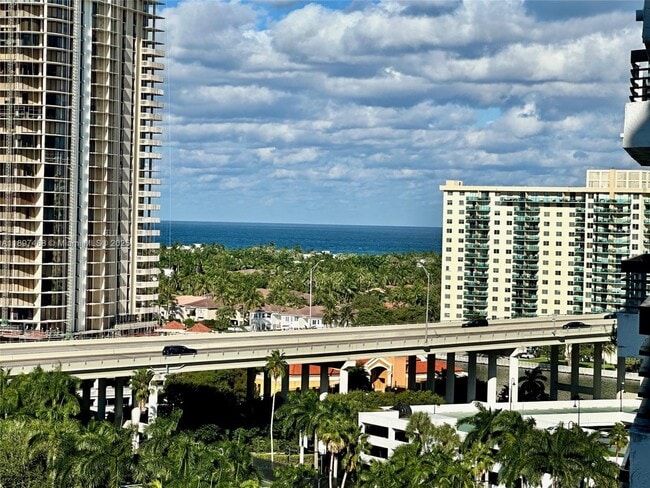 Building Photo - 3600 Mystic Pointe Dr