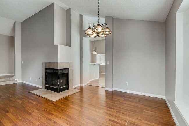 Building Photo - Charming 3 Bedroom Home In Henderson !