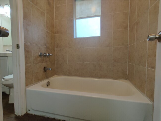 Building Photo - 1003 Dyche Ln