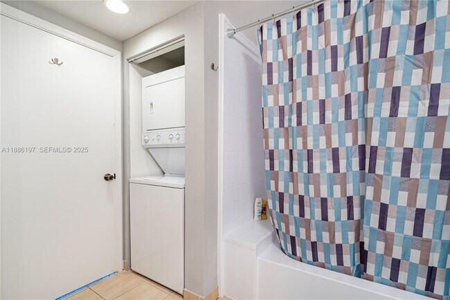 Building Photo - 1750 N Bayshore Dr