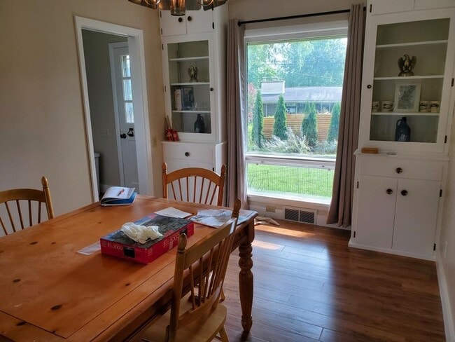 Building Photo - 2 Bedroom Single Family Home, Fall Move In!