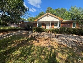 Building Photo - Beautiful 3 Bedroom, 2 Bath Home in a Quie...