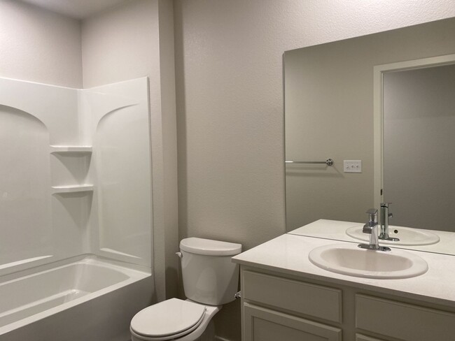 Building Photo - Beautiful 3 Bed/2.5 Bath Townhome with Att...