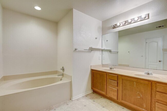 Building Photo - 507 Tyree Rd