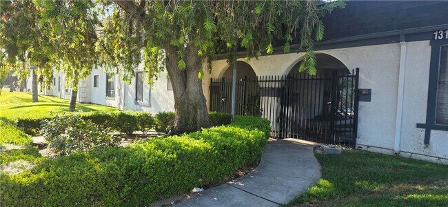 Building Photo - 1319 Oakwood Dr W