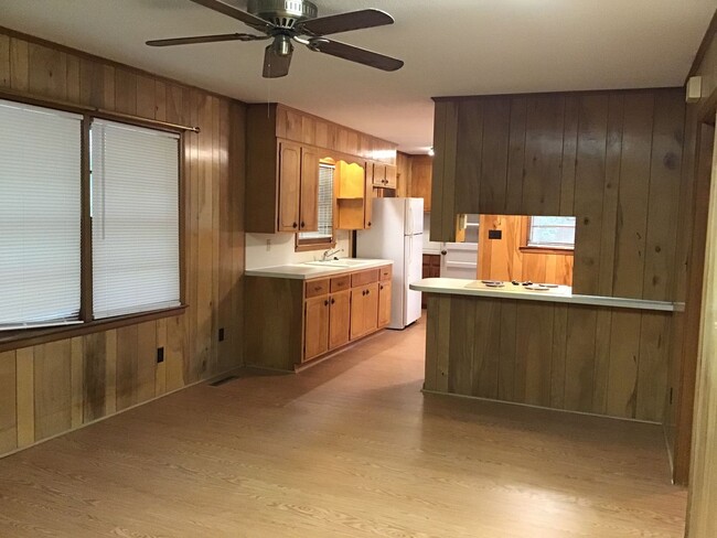 Building Photo - 3 Bedroom 2 Bathroom Brick Ranch Home near...