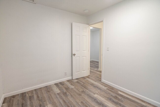 Building Photo - 1118 Louise Dr