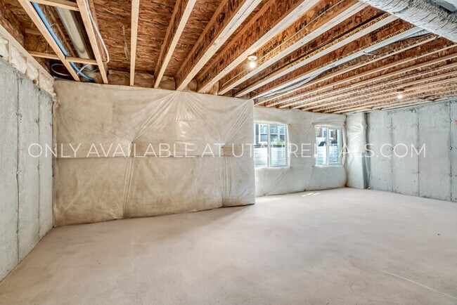 Building Photo - 4081 W Harmony Dr