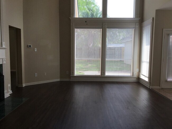 Building Photo - 141 S Laguna Pointe Dr