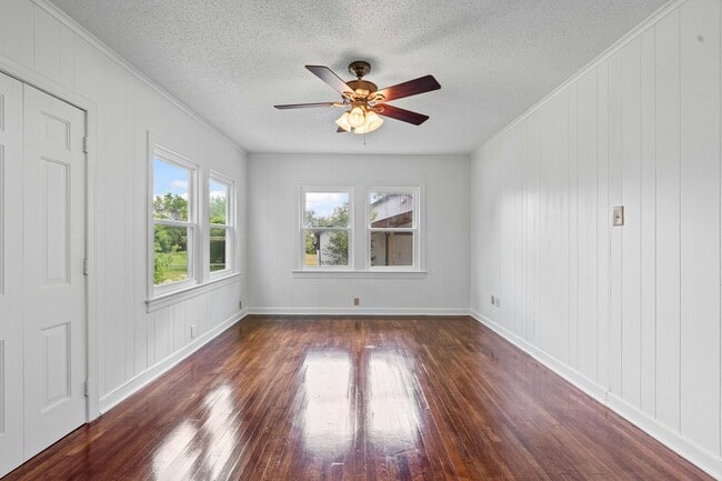 Building Photo - Historic Charm in Hillsboro!