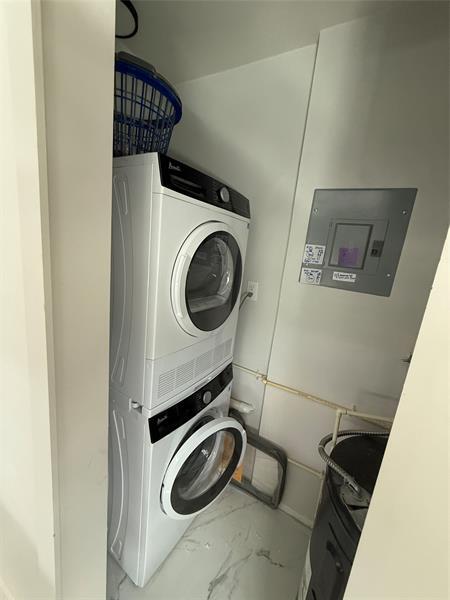 Building Photo - 2400 NE 9th St