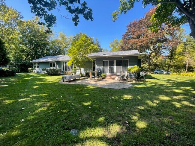Building Photo - 515 E Blodgett Ave