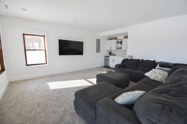 Building Photo - Updated Home with Pond Views in NW Rochester location!