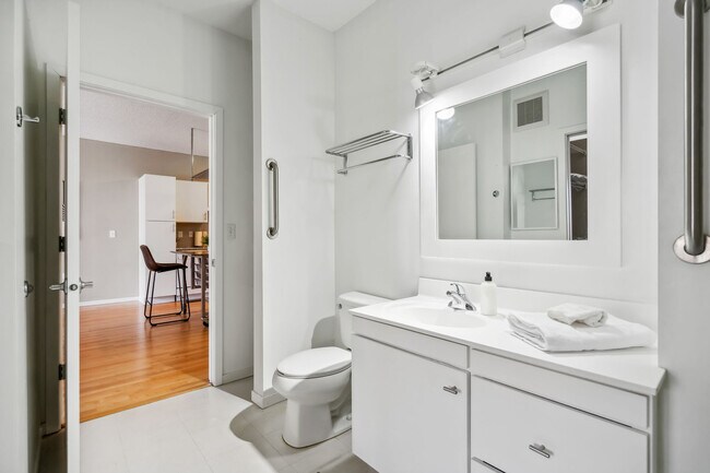 Building Photo - 616 Washington Ave S