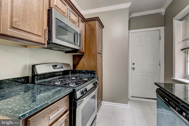 Building Photo - 915 W Lombard St