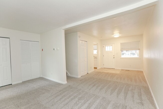 Building Photo - Bright, Clean, and Move-In Ready Townhome