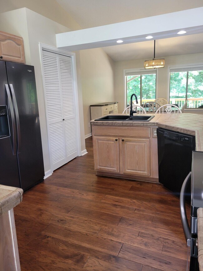 Building Photo - 456 Snead Dr