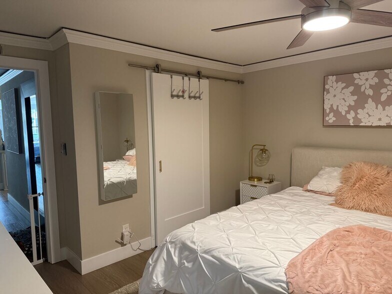 Building Photo - 9125 Marina Pacifica Dr N