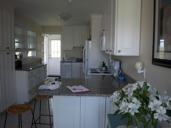 Building Photo - 55 Pine Island Rd