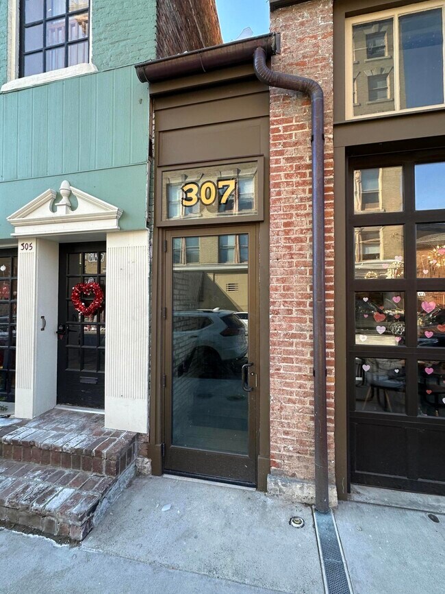 Building Photo - 307 W Main St