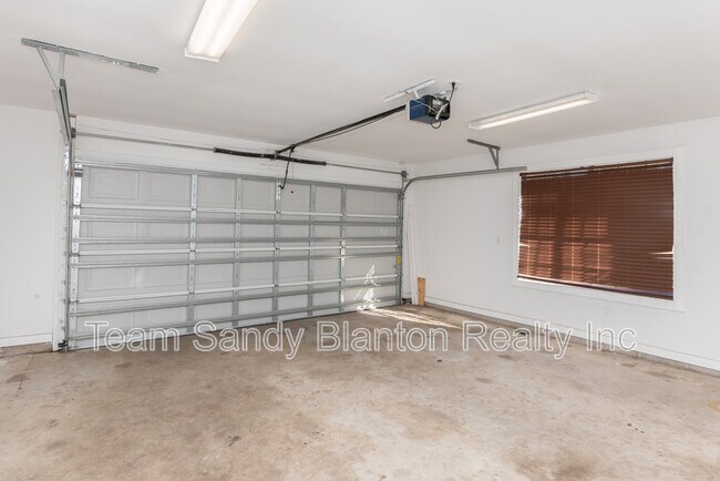 Building Photo - 8238 Li Fair Dr