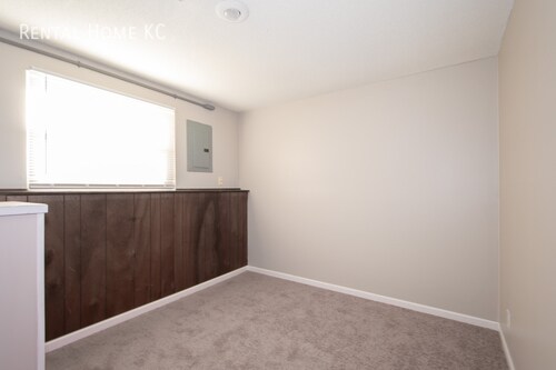 Building Photo - Roomy duplex w/ Finished Lower Level + Fen...