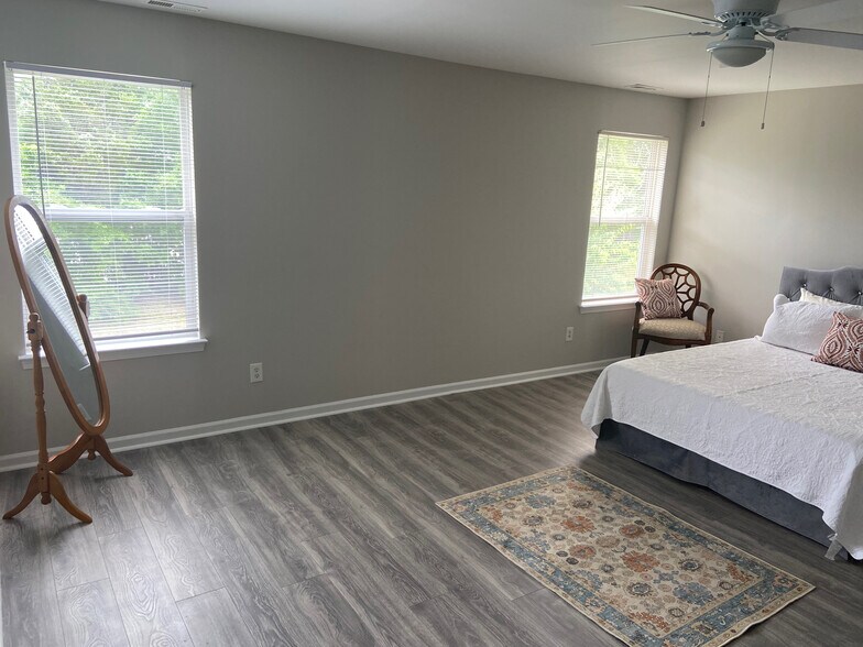 Building Photo - Room in House on Garrison Rd