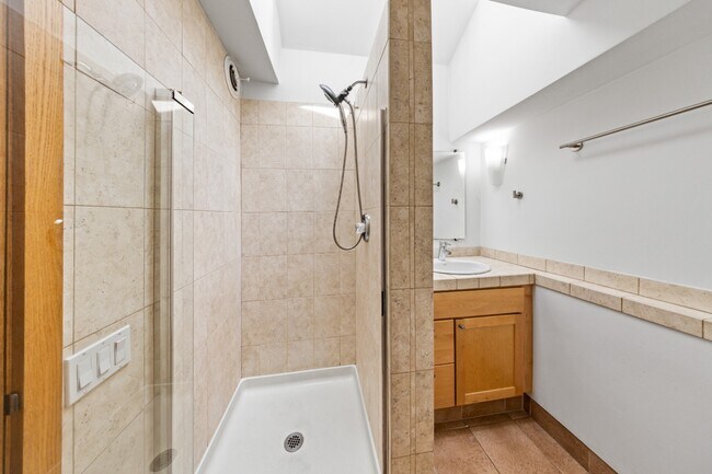 Building Photo - Charming Vintage Second Floor Duplex with In-Unit Laundry in Heart of Oak Park
