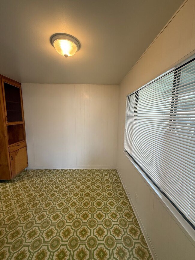 Building Photo - Easy Freeway access