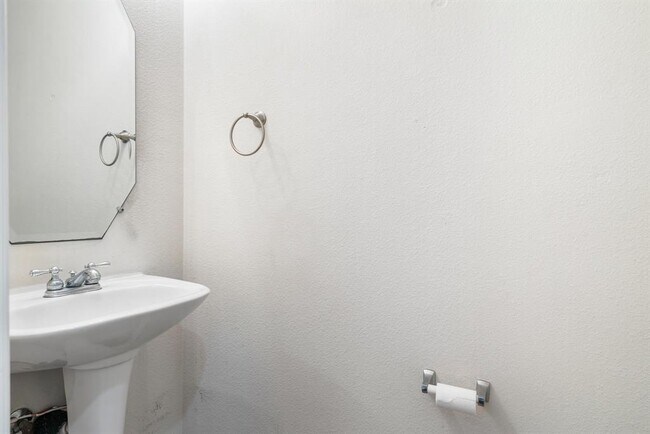 Building Photo - 910 Waterside Dr