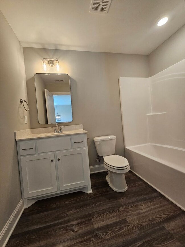 Building Photo - LUXURY TOWNHOME  IN THE CENTER OF MANCHESTER!