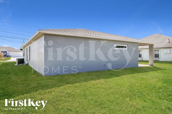Building Photo - 714 SW Dalton Cir