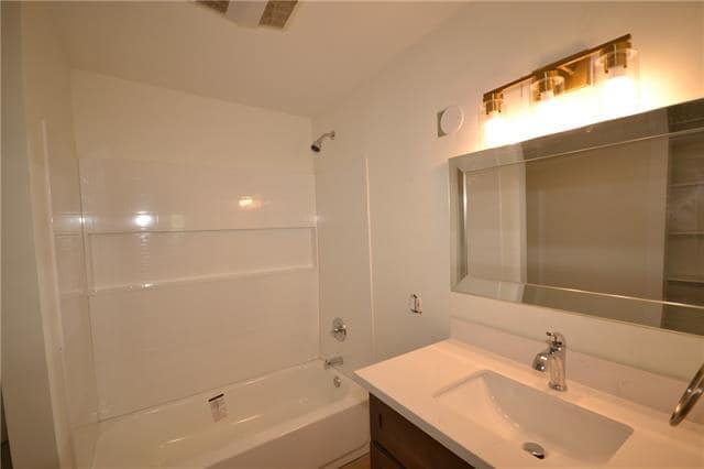 Building Photo - 560 LA-628