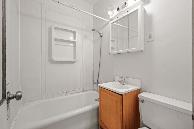 Building Photo - MUST SEE 5BD/2BA House close to U of M! Avail. 9/1/26!