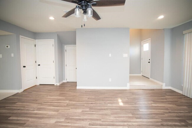 Building Photo - 5821 W Sunforest Dr