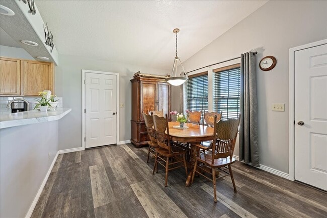 Building Photo - 20 10th Ave N