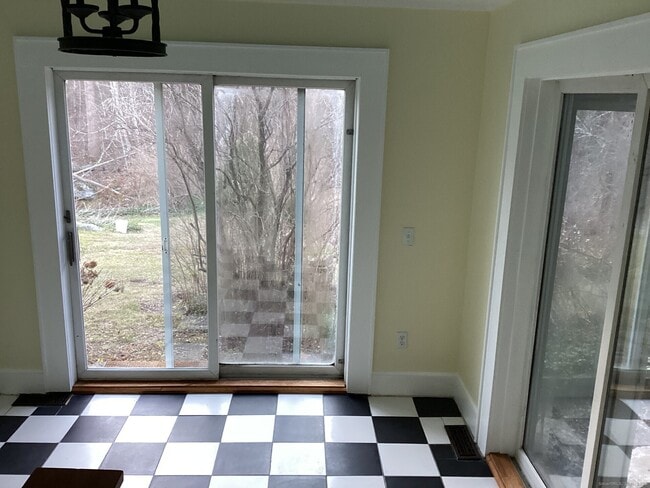 Building Photo - 40 Chestnut Hill Rd