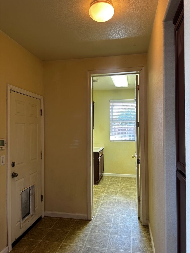 Building Photo - Near Tracy Sports Complex, $500.00 off the first full months rent with possession by 2/1/2026