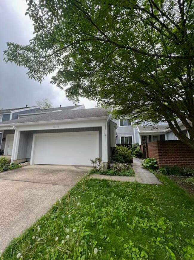 Building Photo - CHARMING TOWNHOME LOCATED IN HIGHLAND HALL...