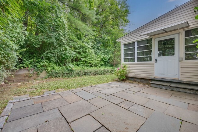 Building Photo - 4-bedroom, 2-bathroom home located in the ...