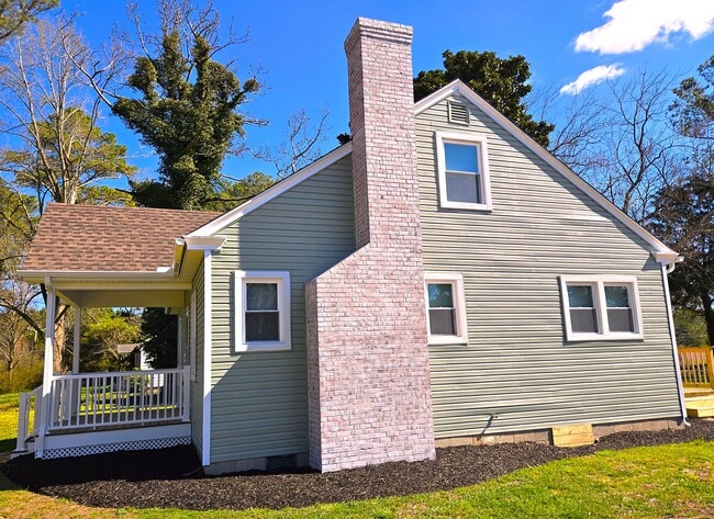 Building Photo - 1840 Cedar Hall Rd