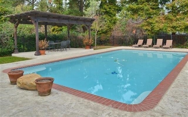 Building Photo - Gorgeous Property on Private Street conven...