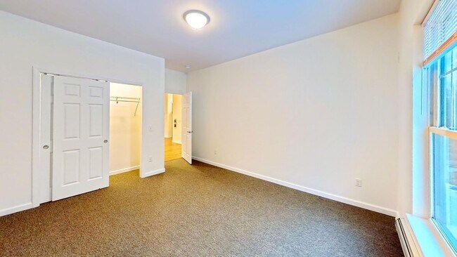 Building Photo - 2 bed, 1 bath townhouse style apartment with washer & dryer provided (45 Griffin Ln #201)