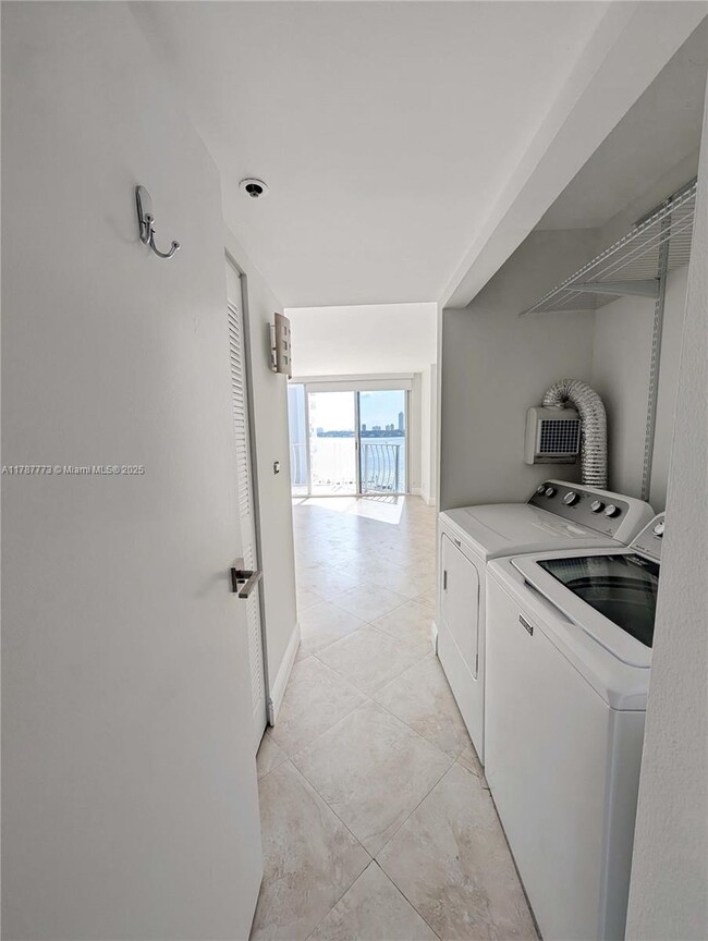 Building Photo - 7601 E Treasure Dr